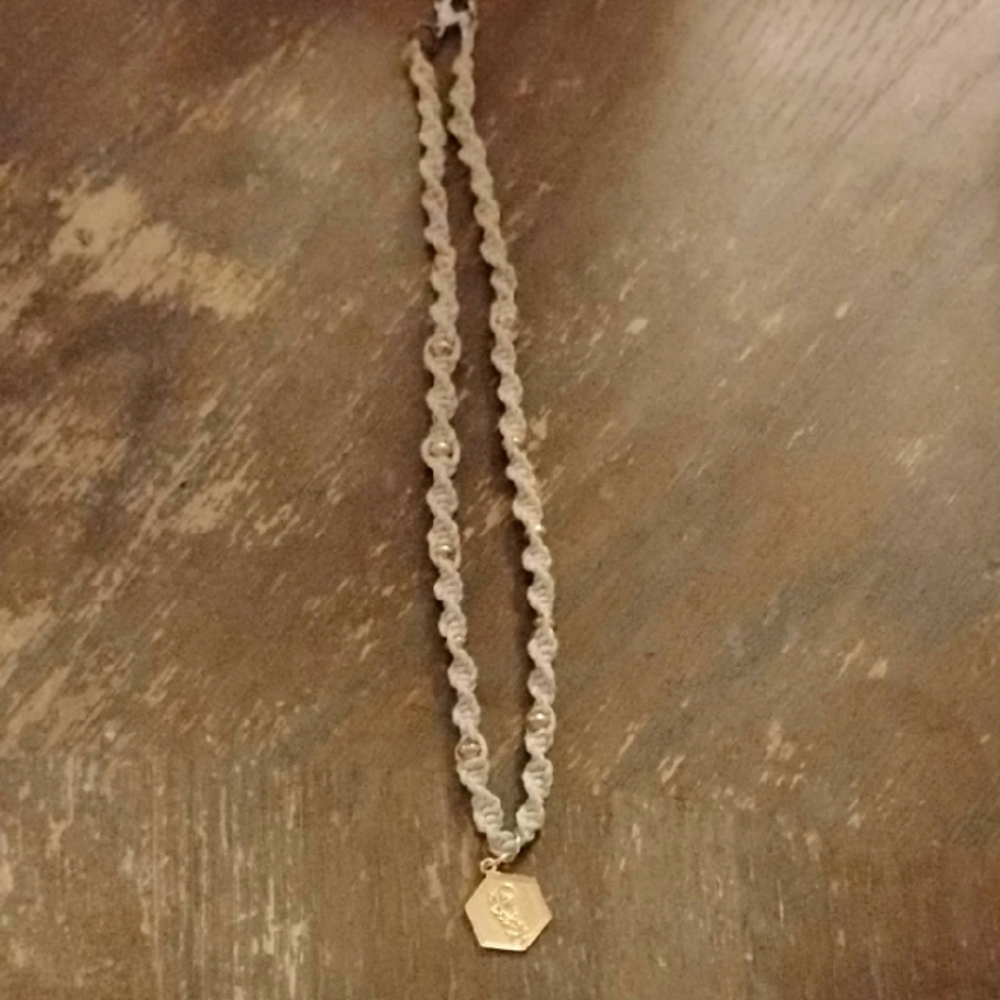 Elegant Gold Pendant Necklace